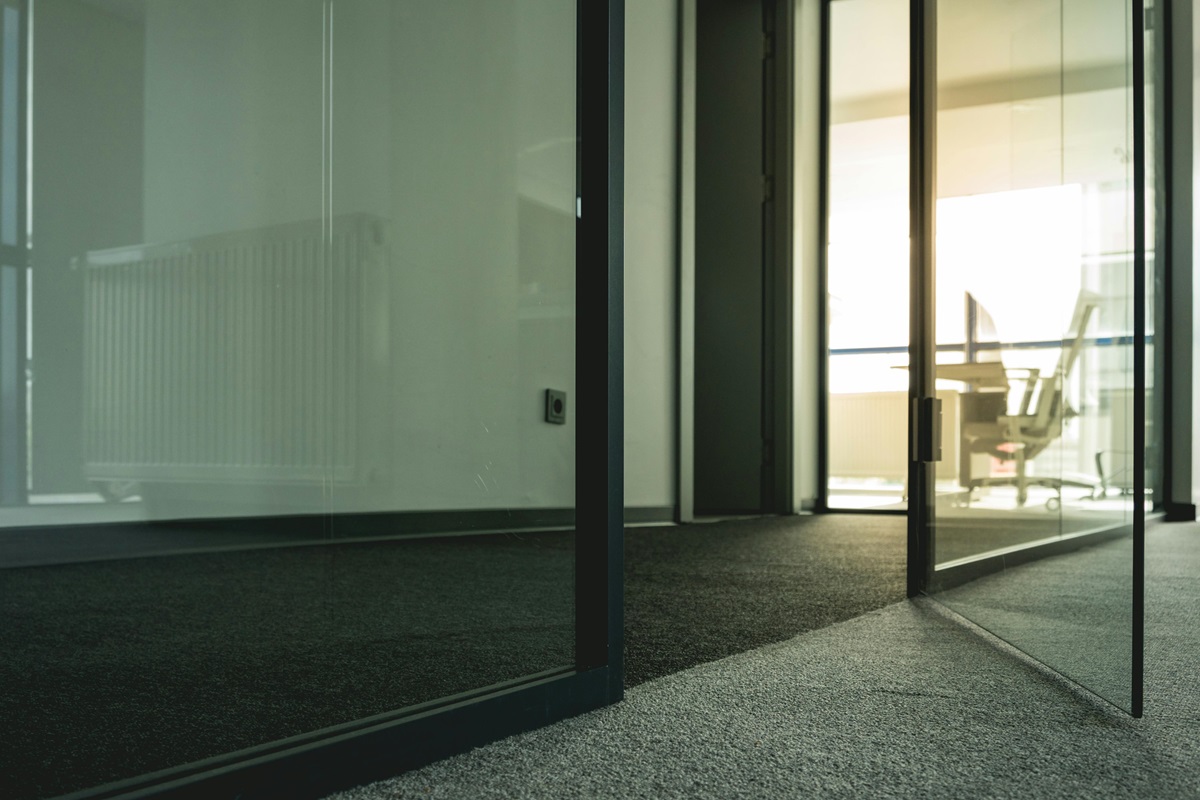 vue sur le sol en moquette de bureaux d'entreprise